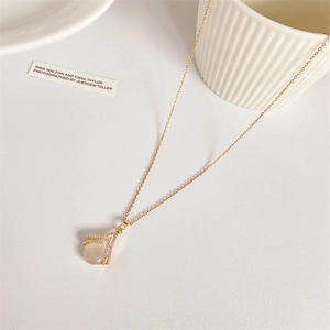 Detailsicht einer goldenen Fächery-Halskette mit Katzenaugenstein und Pavé-Kristallen