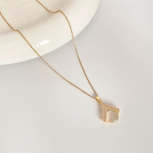 Elegante fächerförmige Katzenaugenstein-Halskette mit Goldkette und Zirkon-Akzenten