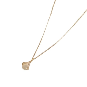 Elegante goldene fächerförmige Halskette mit Mondstein-Anhänger und Diamant-Akzenten
