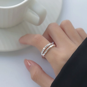 Bague double couche en argent avec texture effet argent concassé et micro-diamants brillants