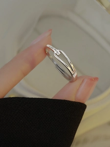 S925 sterling silver interlocking ring with sparkling zircons on a model's hand
