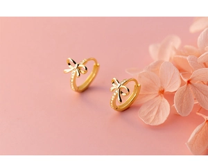 Boucles d'oreilles créoles nœud en argent S925 avec pavé de zircons sur fond rose doux