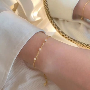 Elegantes vergoldetes S925 Silberarmband mit drei Zirkonia im gedrehten Stabdesign