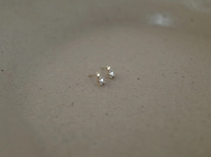 Vue macro de boucles d'oreilles étoiles en argent S925 dorées avec pierres zircons