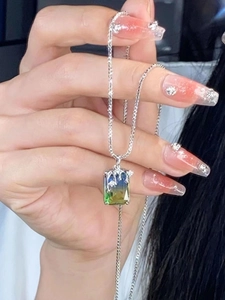Collier en argent S925 avec pendentif en zircon dégradé et design en métal fondu