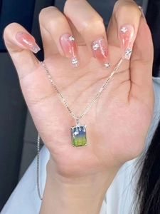 Détail du collier en argent S925 avec pendentif en zircon au dégradé bleu et vert