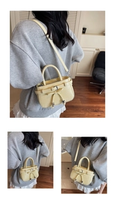 Détail du sac jaune avec nœud plissé, pendentif étoile et boucle de ceinture chic