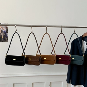 Retro-Baguette-Taschen aus Wildleder in fünf Farben mit eleganten Metallschnallen