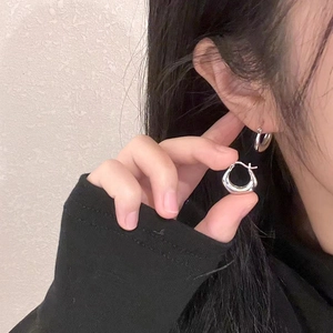 Créoles en argent poli au design rond et épais minimaliste portées aux oreilles