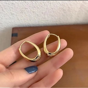 Chic S925 silver oval gold hoop earrings with a minimalist polished geometric finish