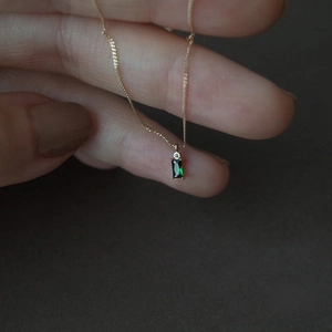 Collier élégant en argent S925 doré avec pendentif émeraude rectangulaire et petit diamant