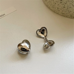 Polished silver heart stud earrings with minimalist 3D design for a modern French style