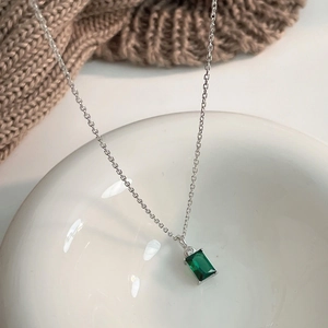 Élégant collier en argent sterling S925 avec un pendentif émeraude rectangulaire raffiné
