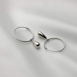 Élégantes créoles en argent sterling S925 avec pendentifs gouttes d'eau sur soie blanche