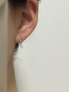 Boucles d'oreilles étoile lune en argent S925 avec zircone sur un modèle féminin