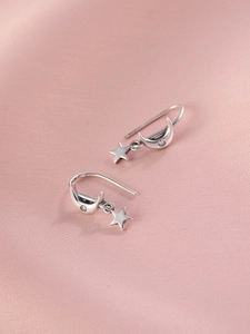 Vue détaillée des boucles d'oreilles lune et étoile en argent S925 avec zircons