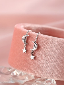 Boucles d'oreilles étoile et lune en argent s925 vintage sur présentoir en velours rose