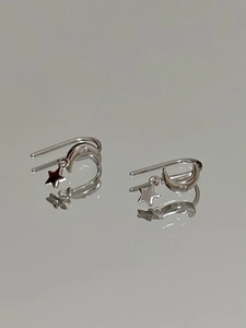 Détail des boucles d'oreilles lune et étoile en argent S925 avec zircons incrustés