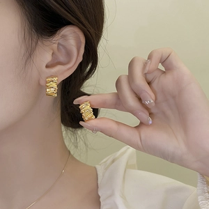 Boucles D'oreilles Créoles Plissées Irrégulières Pour Femmes Cuivre Texture Métal Liquide Ondulé Bijoux Rétro Français Minimalistes