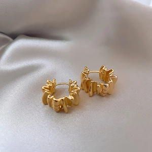 Élégantes boucles d'oreilles créoles en argent S925 doré avec texture ondulée sur soie