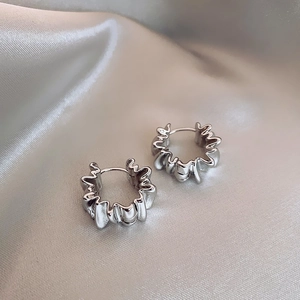 Créoles en argent S925 texturées sur soie, design de luxe en métal liquide