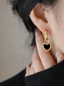 Boucles Oreilles Huggie Coeur Cuivre Plaqué Or Double Face Émail Noir Nacre Blanche Style Rétro Français Femmes