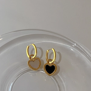Boucles d'oreilles cœur vintage en or avec émail noir et finition texturée
