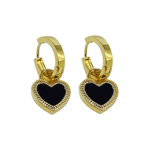 Boucles d'oreilles créoles dorées avec pendentifs cœur en émail noir et détails gravés