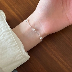 Minimalist S925 sterling silver beaded segment chain bracelet worn by a model