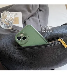 Dettaglio della tasca posteriore con zip in borsa di pelle nera martellata con telefono