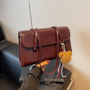 Borsa a Tracolla Retrò da Donna in Pelle PU Con Texture a Cera d'Olio e Patta Quadrata Con Simpatico Ciondolo a Orso Moda Business