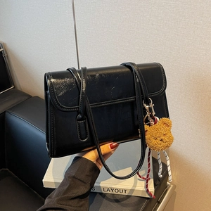 Borsa vintage da donna in pelle cerata nera con un simpatico ciondolo a forma di orso