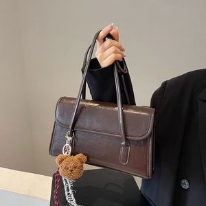 Borsa a tracolla retrò in pelle cerata marrone scuro con ciondolo a orsetto da donna