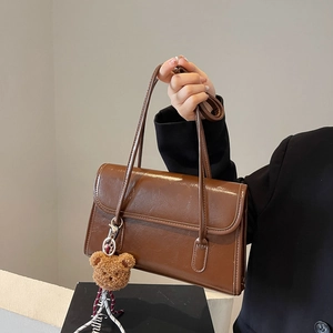 Borsa a tracolla retrò in pelle cerata marrone da donna con ciondolo a orsetto