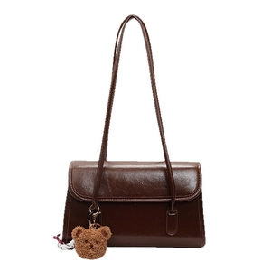 Borsa a spalla retrò in pelle cerata marrone scuro con ciondolo a forma di orsetto