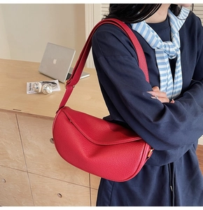Dettaglio borsa hobo in pelle rossa con trama litchi e rifiniture in metallo oro