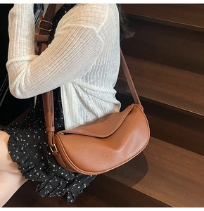 Borsa a mezzaluna marrone in pelle martellata con tracolla ampia e regolabile chic