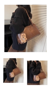 Détails du sac bandoulière en cuir marron rétro avec breloque ours et finitions dorées