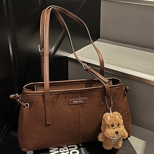 Sac à main chic en daim marron foncé avec breloque chien et logo en métal vintage