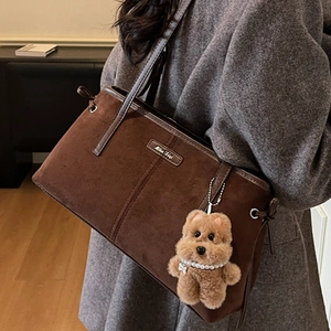 Sac fourre-tout rétro en daim marron foncé avec coutures et charm de chien en peluche