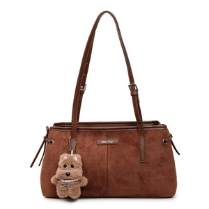Sac à bandoulière rétro en daim marron foncé pour femme avec pendentif ours en peluche