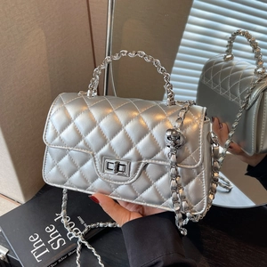 Sac à Épaule Matelassé avec Chaîne pour Femme en Cuir PU Sac Bandoulière Simple Petit Sac Carré Quincaillerie en Argent