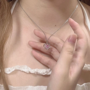 Nahaufnahme der S925 Silberkette mit rosa Herzanhänger getragen von einem Model