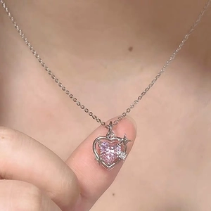 Detailaufnahme der S925 Silberkette mit rosa Herzanhänger und kleinem Sternelement