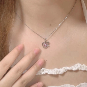 S925 Silberhalskette mit rosa hohlem Herzanhänger und Sternakzenten am Model getragen