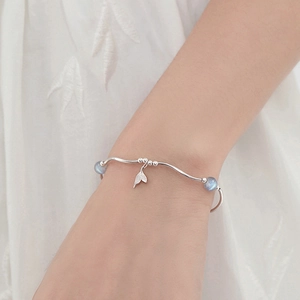 Détail du bracelet en argent S925 avec pendentif queue de poisson et pierre de lune
