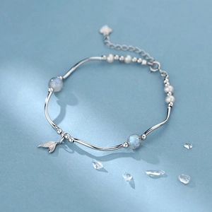 Bracelet élégant en argent S925 avec perles blanches et pierres de lune sur fond bleu