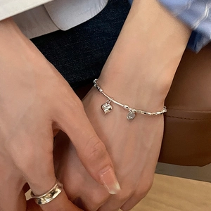 Dettaglio del bracciale in argento sterling S925 con ciondolo a cuore e timbro S925