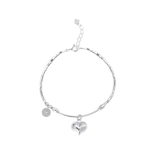 Bracciale minimalista in argento sterling S925 con ciondolo a cuore 3D su sfondo bianco
