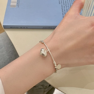 Bracciale minimalista in argento S925 con ciondolo a cuore e perline dallo stile dolce e cool